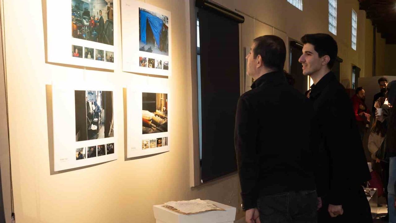 Yaşar Üniversitesi'nin "Görünmez Katmanlar" Sergisi: Genç İletişimcilerin Çok Katmanlı Çalışması