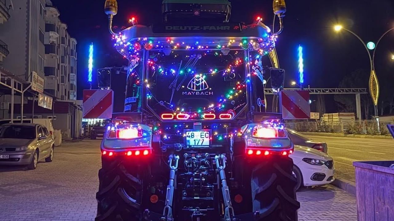 Yatağan'da 100 Metrelik LED Işıklarla Süslenen Traktör İlgi Çekti