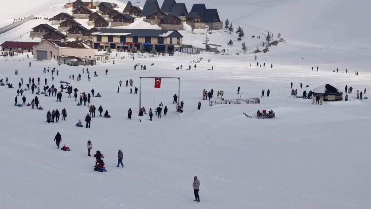 Yedikuyular’da Yarıyıl Tatili Yoğunluğu: Kahramanmaraş’ta Kayak Keyfi