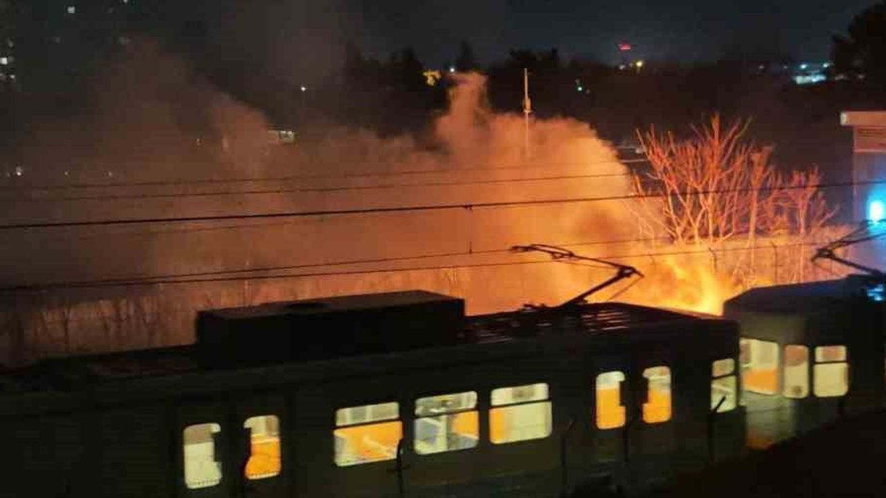 Yenibosna Metro Durağı'nda Elektrik Kablosu Yangını