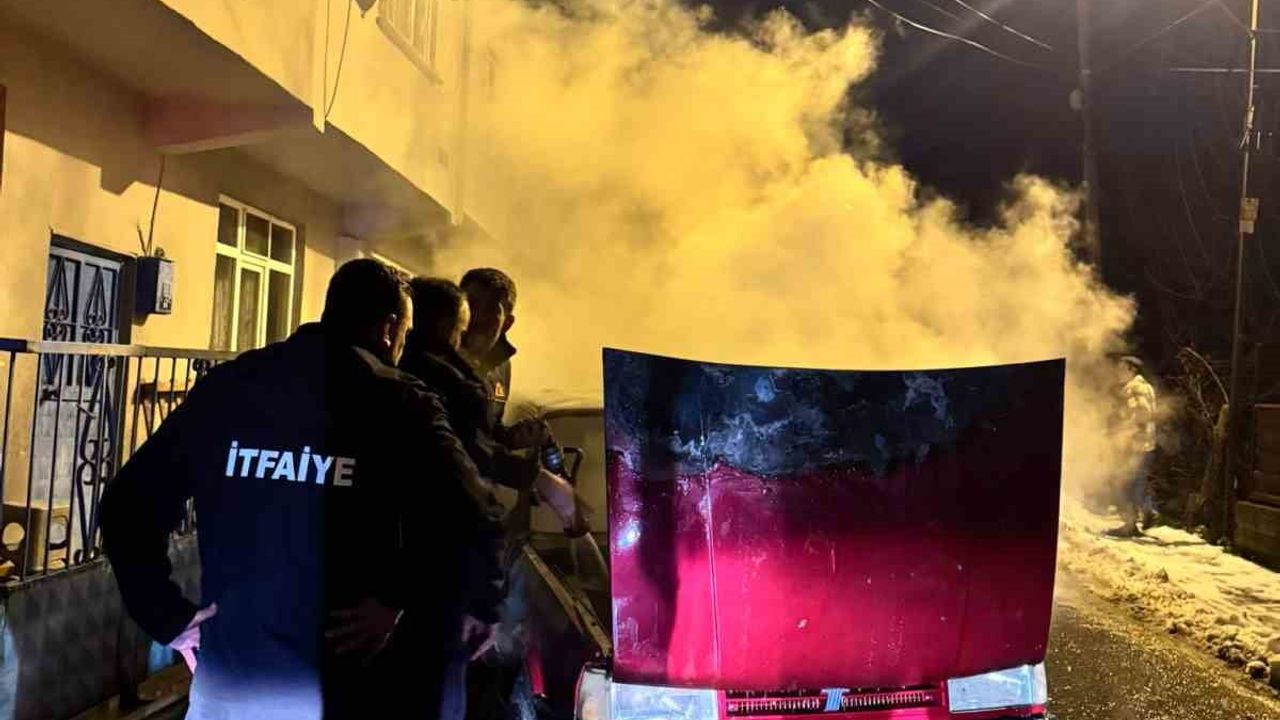 Yenice'de Park Halindeki Otomobil Alevlere Teslim Oldu