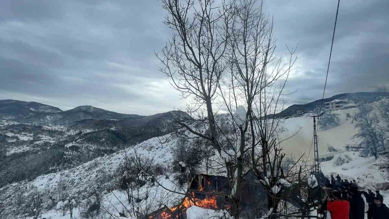Yenice Esenköy'de Ahşap Ev Alevlere Teslim Oldu