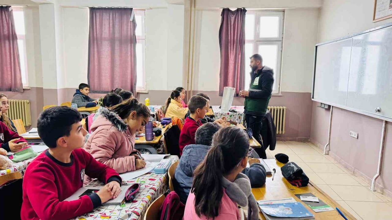 Yeşilay'dan Beytüşşebap'ta Öğrencilere Bağımlılıkla Mücadele Eğitimi