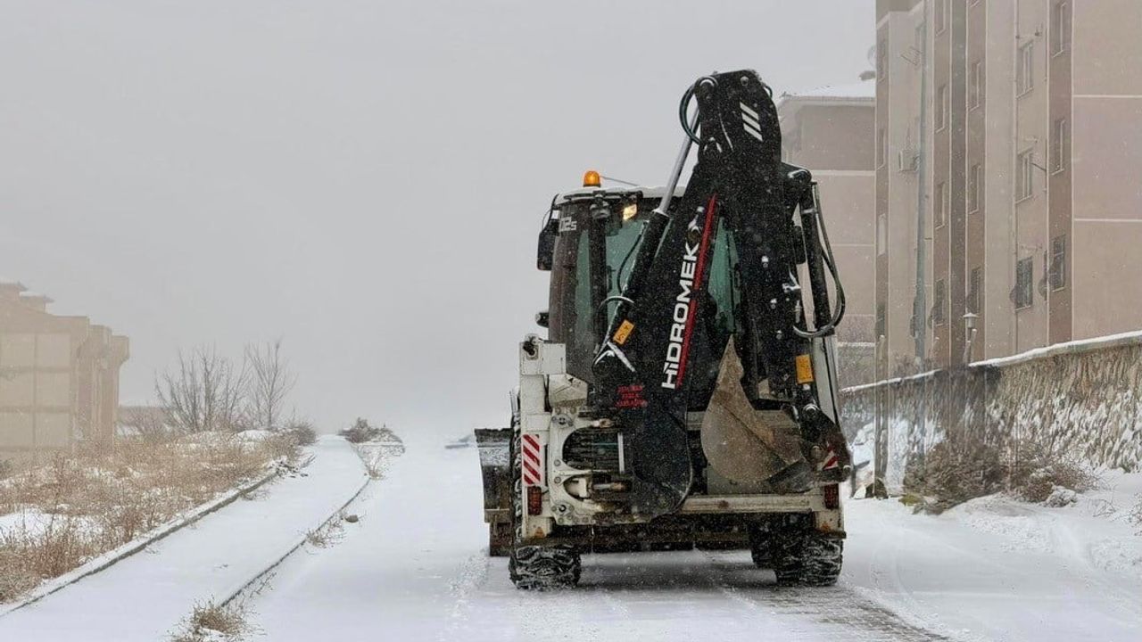 Yeşilyurt Belediyesi'nden Kesintisiz Karla Mücadele