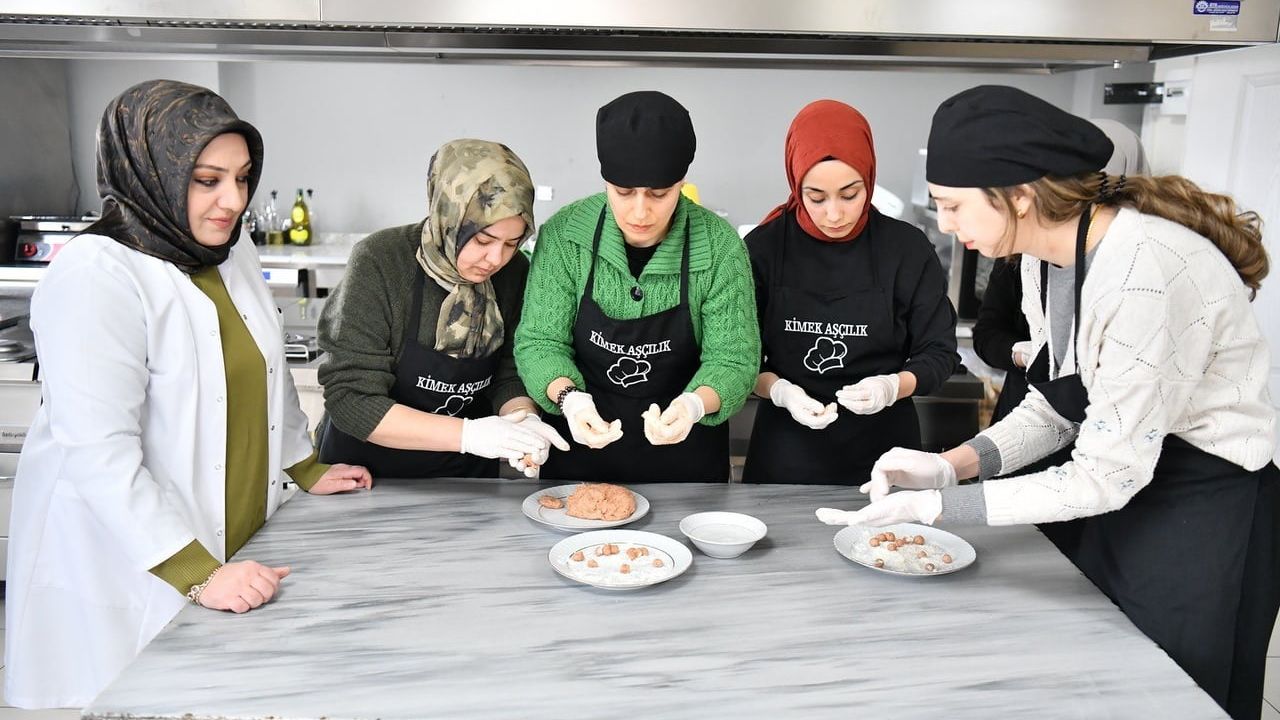 Yeşilyurt Mesleki Eğitim Merkezi'nde Bilgisayar ve Gastronomi Kursları Yoğun İlgi Görüyor