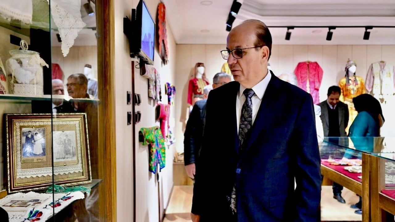 Yeşilyurt'ta Halı Dokuma Kursu: Başkan Prof. Dr. İlhan Geçit Son İlmeği Kesti