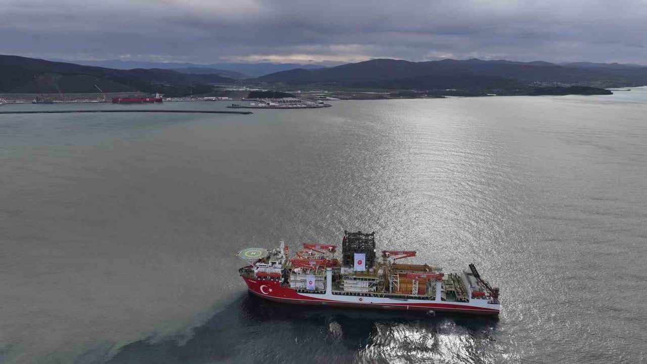 Yıldırım Filyos’ta: 228 Metrelik Derin Deniz Sondaj Gemisi Havadan Görüntülendi