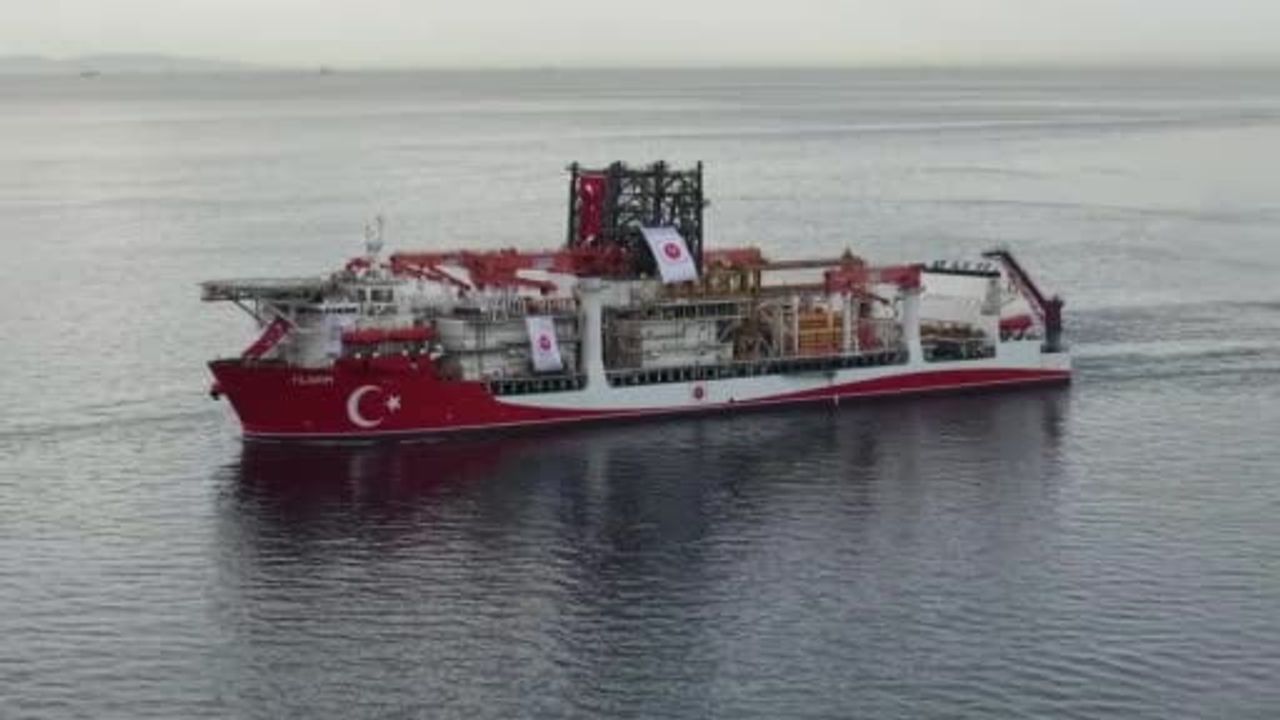 Yıldırım Sondaj Gemisi İstanbul Boğazı'na Yaklaştı — Havadan Görüntüler