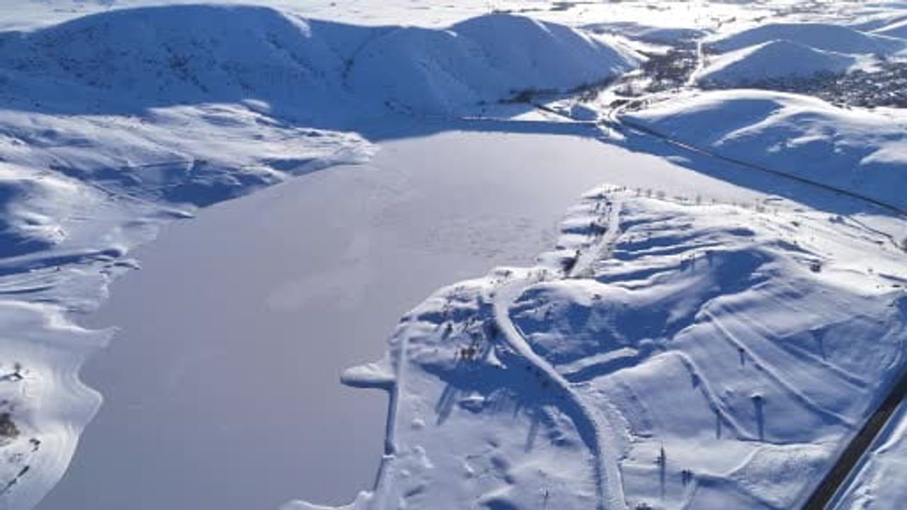Yıldız Göleti Tamamen Dondu: Sivas’ta Kartpostallık Kış Manzarası
