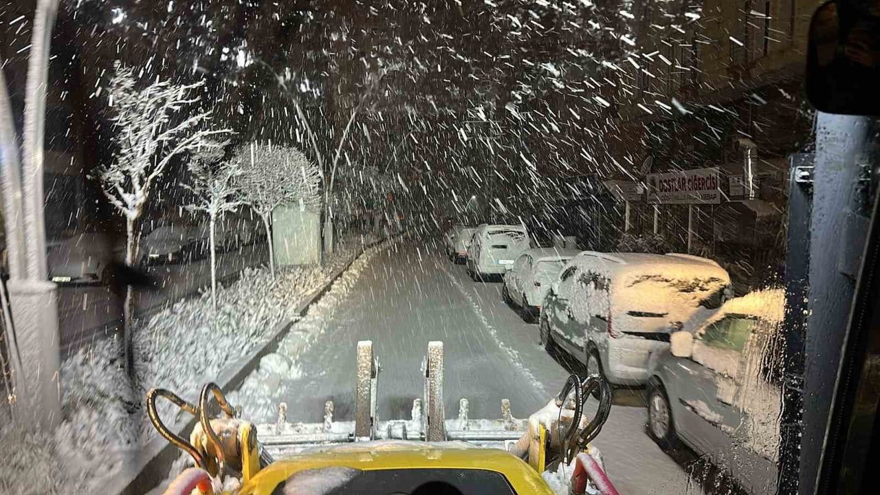 Yoğun Kar Mardin’in Artuklu İlçesini Beyaza Bürüdü