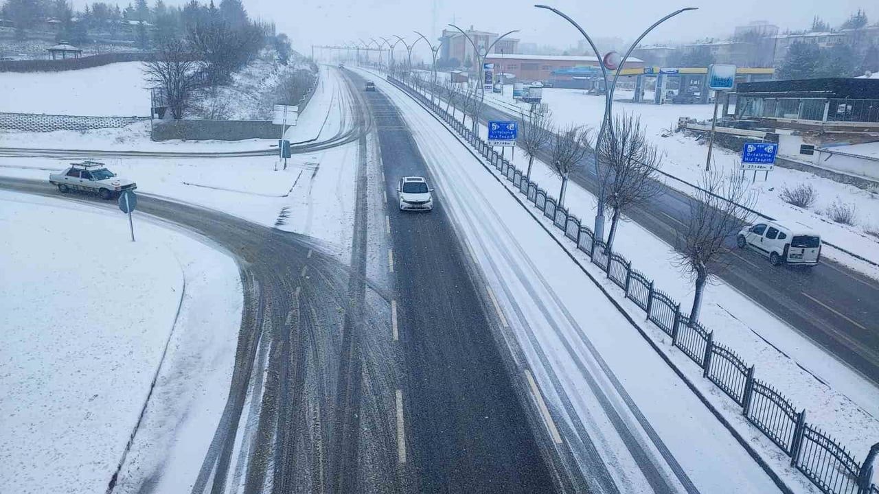 Yozgat Beyaza Büründü: Kar, Trafikte Aksamaya Neden Oldu