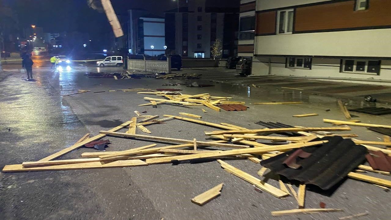 Yozgat'ta Fırtına: Sorgun'da 10 Katlı Binanın Çatısı Uçtu
