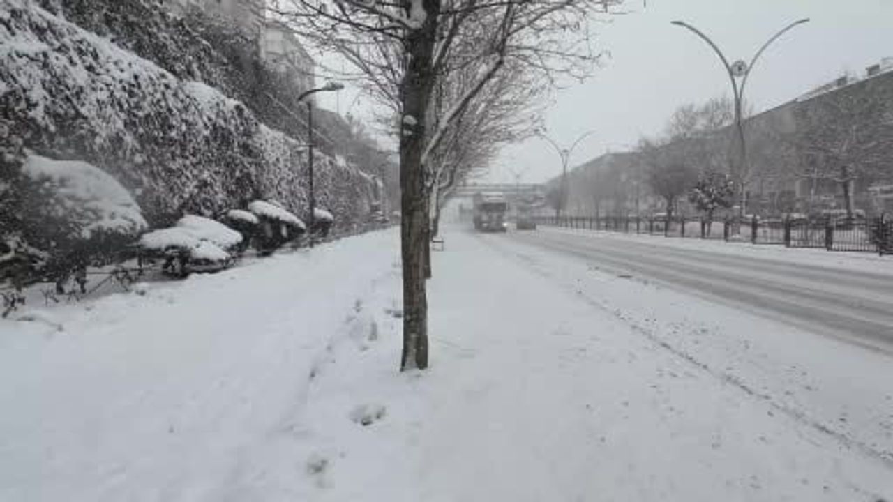 Yozgat’ta Kar Bereketi: Kent Beyaza Büründü, Çocuklar Sokaklara Akın Etti