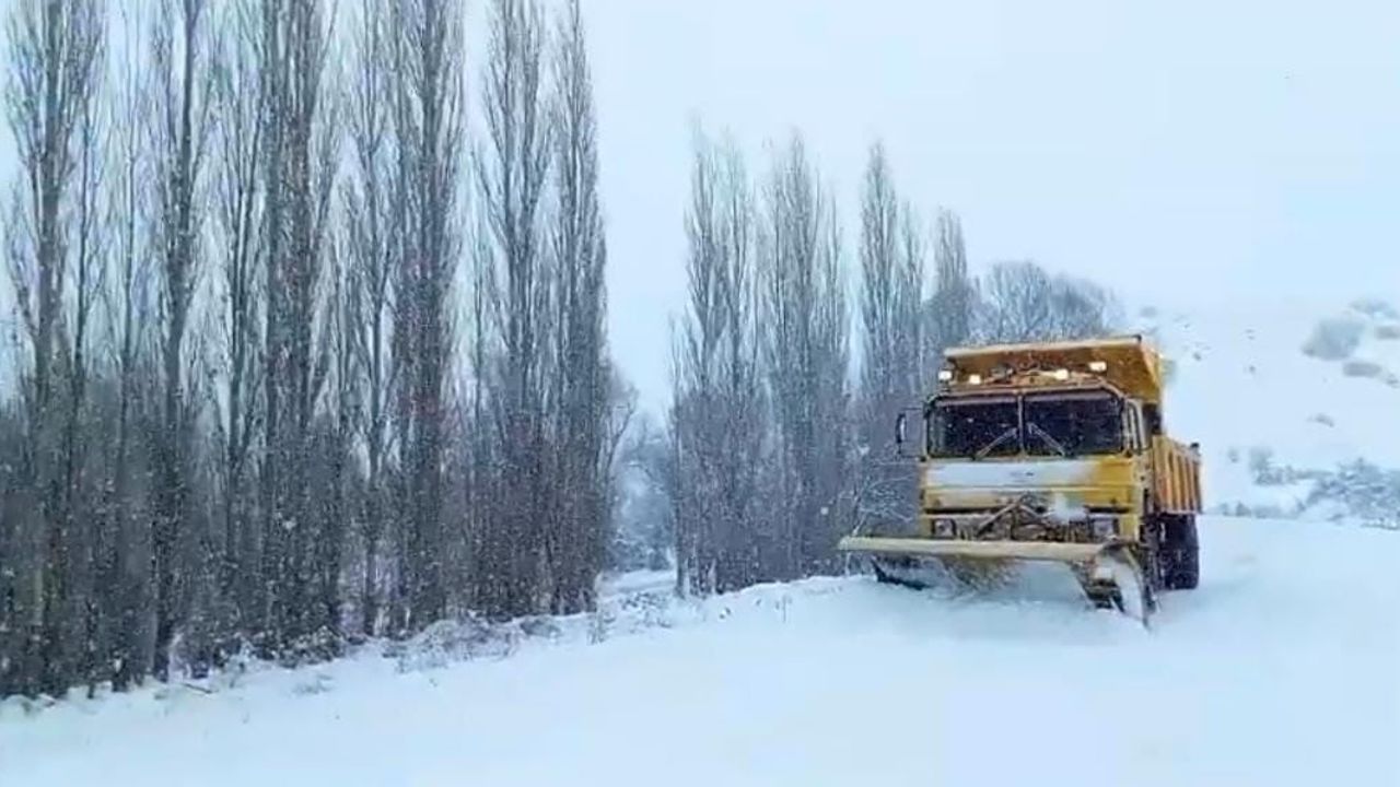 Yozgat'ta Karla Mücadele Sürüyor: Kadışehri'nde Özel İdare ve Jandarma Seferber