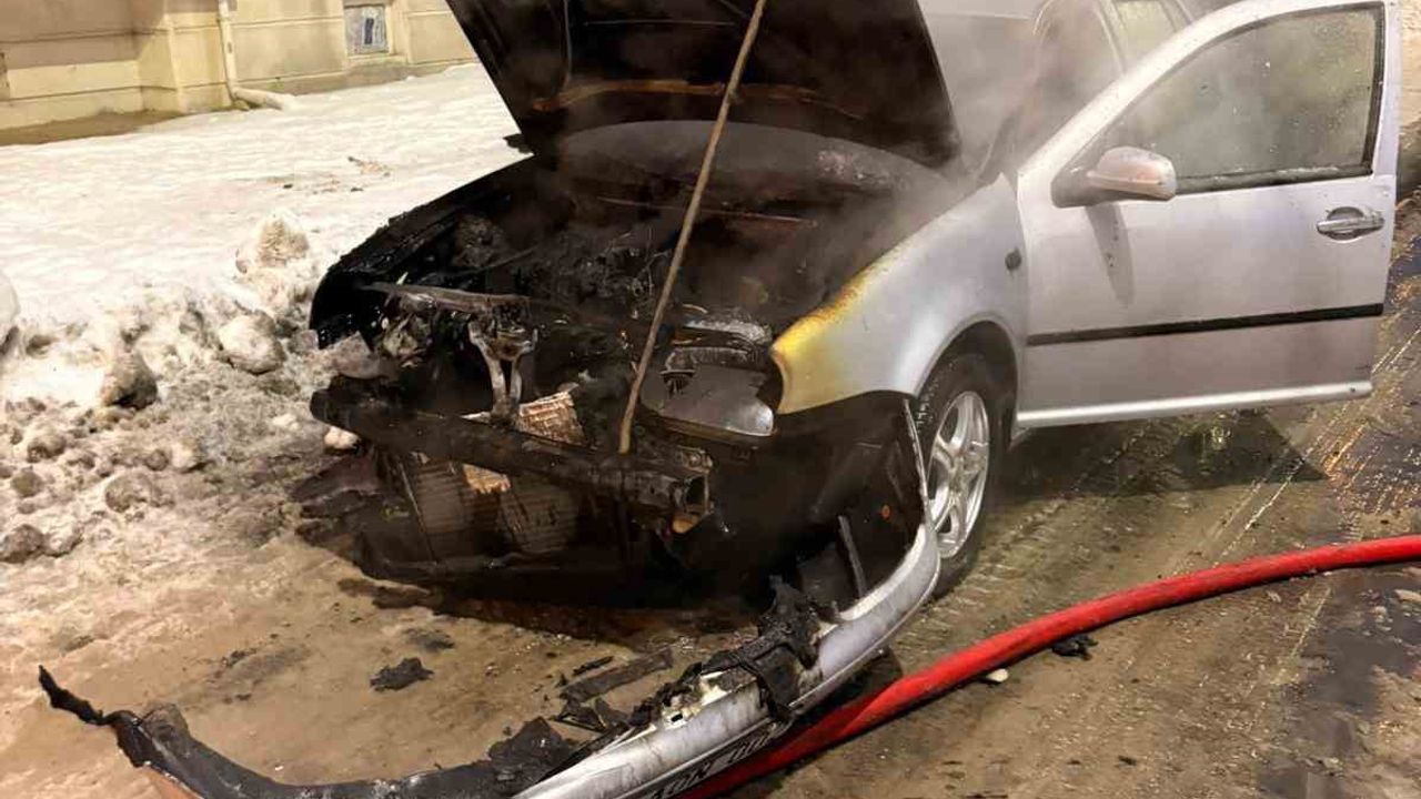 Yozgat’ta park halindeki otomobil alev alev yandı