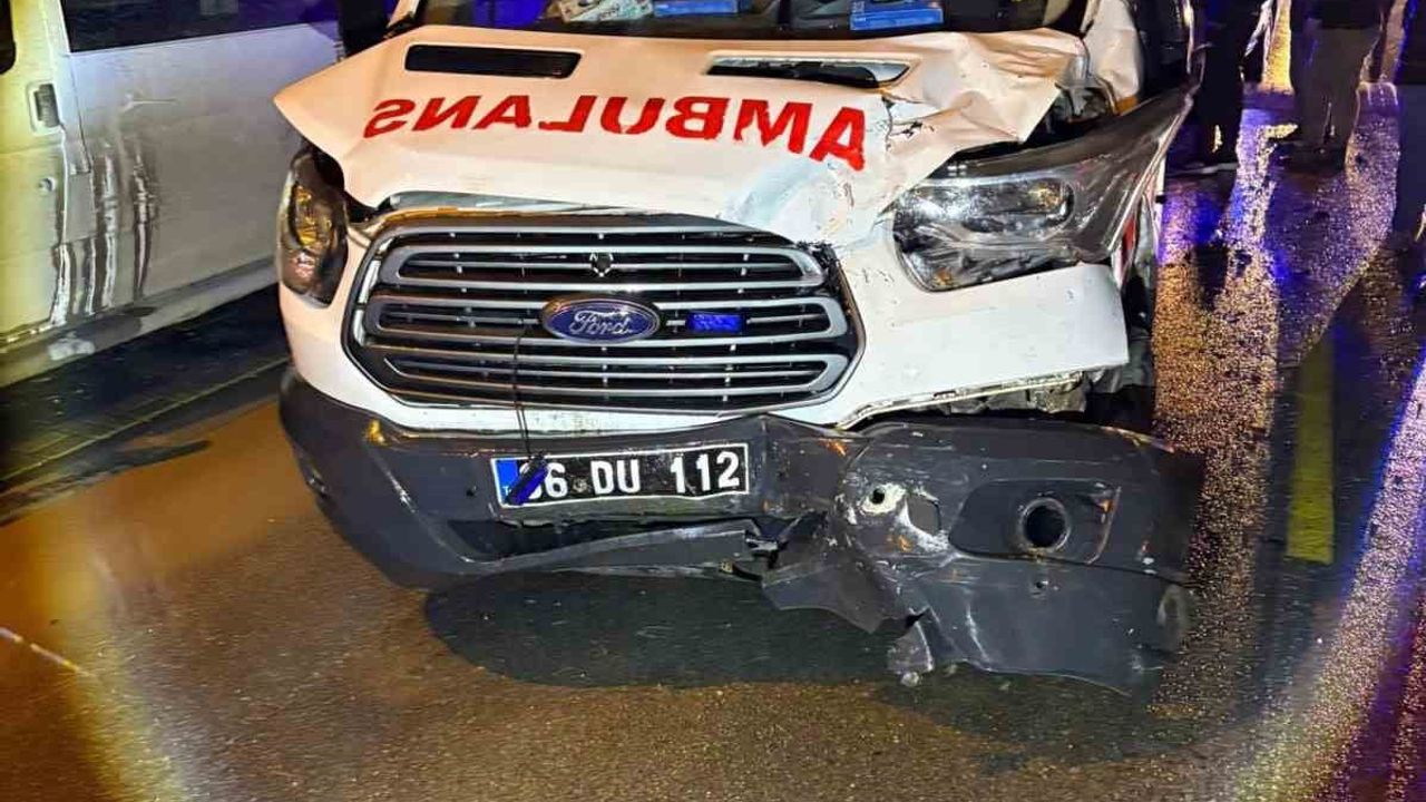 Yozgat'ta zincirleme kaza: Ambulans ve 2 otomobil çarpıştı, 7 yaralı