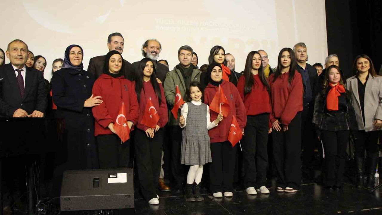 Yücel Arzen Hacıoğulları Amasya'da "Kim Var?" Etkinliğinde Öğrencilerle Sahne Aldı