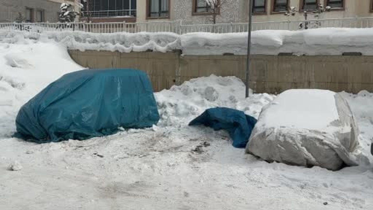 Yüksekova 'Buz Devri': Araçlara Branda, Çatılarda 3 Metrelik Sarkıtlar