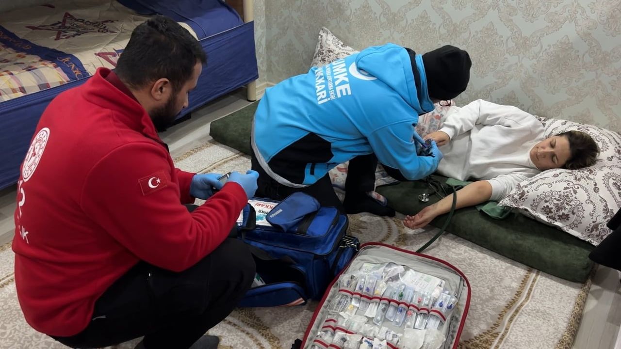 Yüksekova’da 1 buçuk metrelik karda 2 saatlik kurtarma: Ayten Güler hastaneye ulaştırıldı