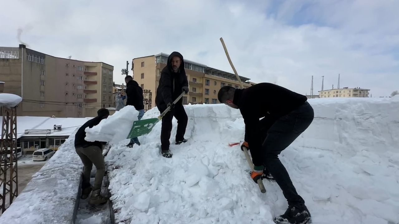 Yüksekova'da 20 Kişilik Ekip AVM Çatısındaki Karı Temizledi