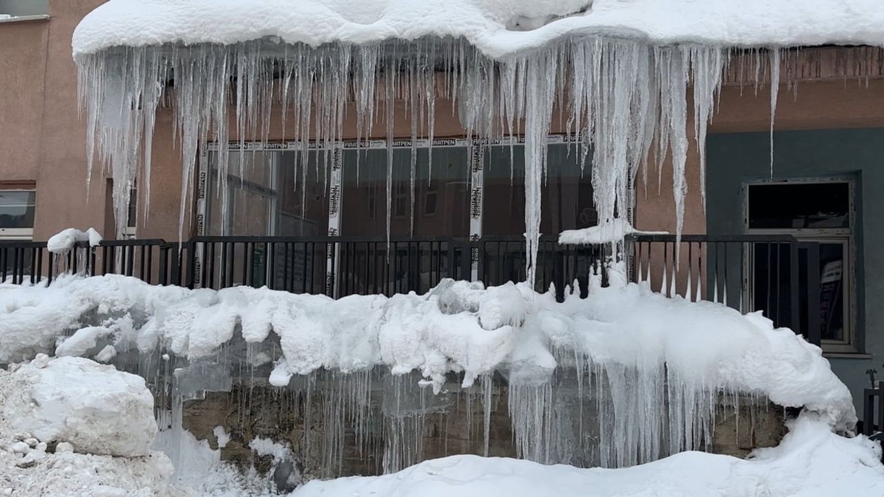 Yüksekova'da 3 Metrelik Buz Sarkıtları Oluştu