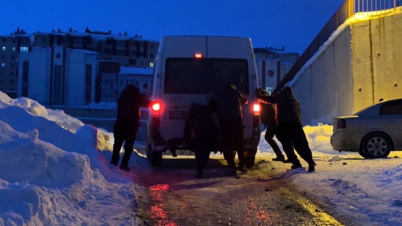 Yüksekova'da Buzlu Yolda Mahsur Kalan Minibüs Vatandaşlarca Kurtarıldı