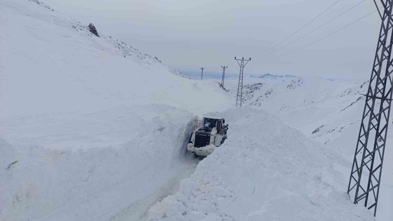 Yüksekova'da Çamdalı mezrası yoluna düşen çığ temizlendi