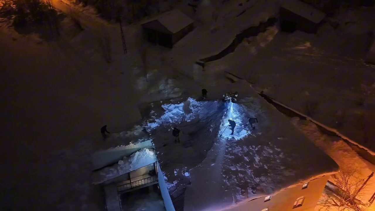 Yüksekova’da Cami Çatısı Kar Yüküyle Çöktü — İmamın Anonsuyla Köylüler Müdahale Etti