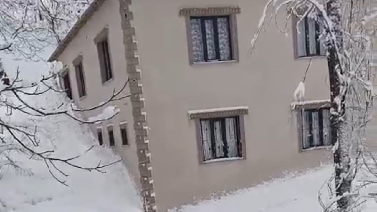 Yüksekova'da Çığ Yeşiltaş Köyüne İndi — Facianın Eşiğinden Dönüldü