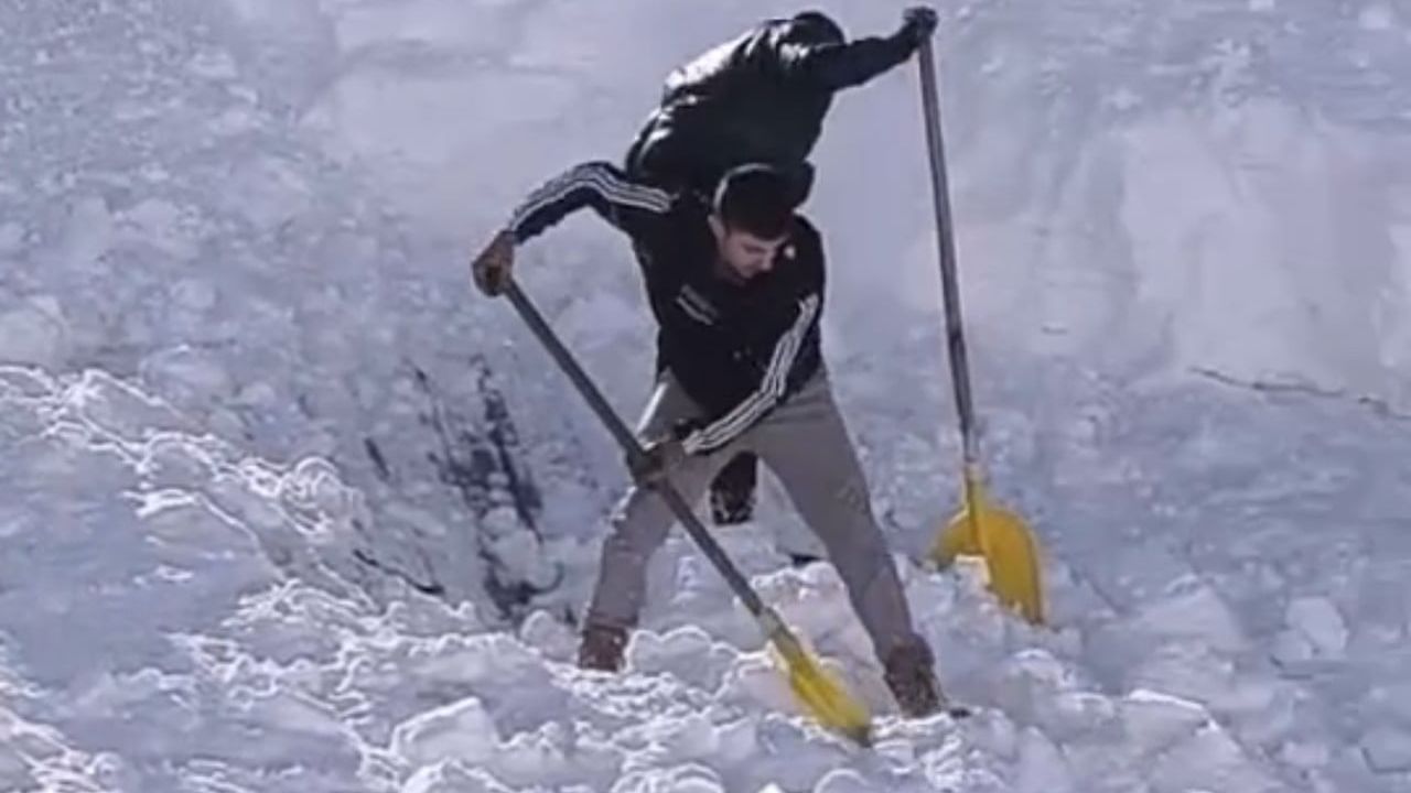 Yüksekova'da İmeceyle Kar Temizliği: Cami ve Evlerin Çatıları Açıldı