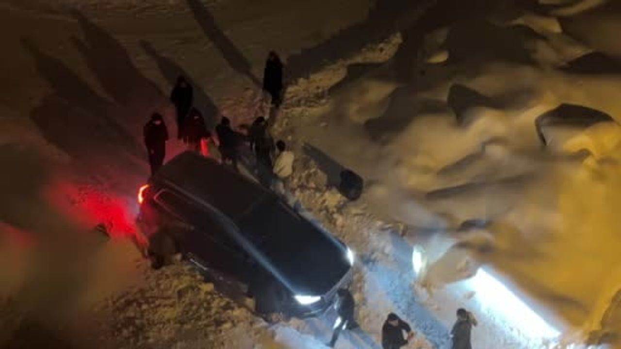 Yüksekova'da Kar Esareti: Kara Saplanan Araçlar İmece ile Kurtarıldı