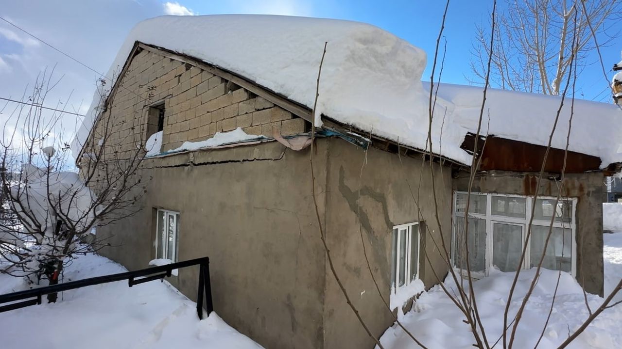 Yüksekova’da Kar Yüküyle Ev Tavanı Çöktü: 5 Kişilik Aile Kurtuldu