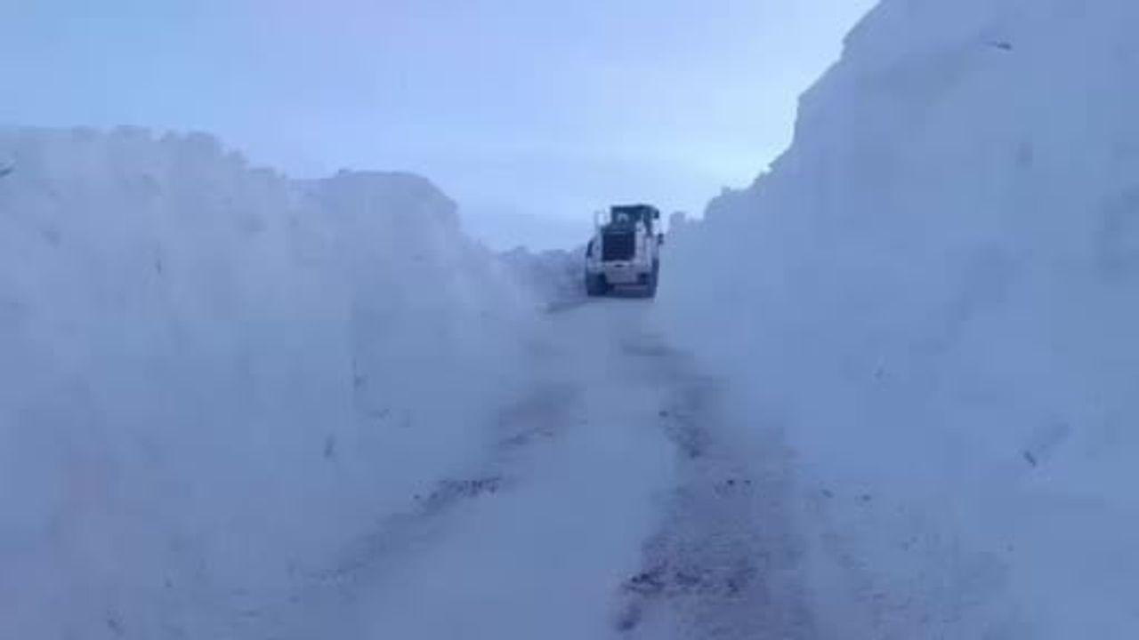 Yüksekova’da Karla Mücadele: İş Makinelerini Aşan Kar Tünelleri