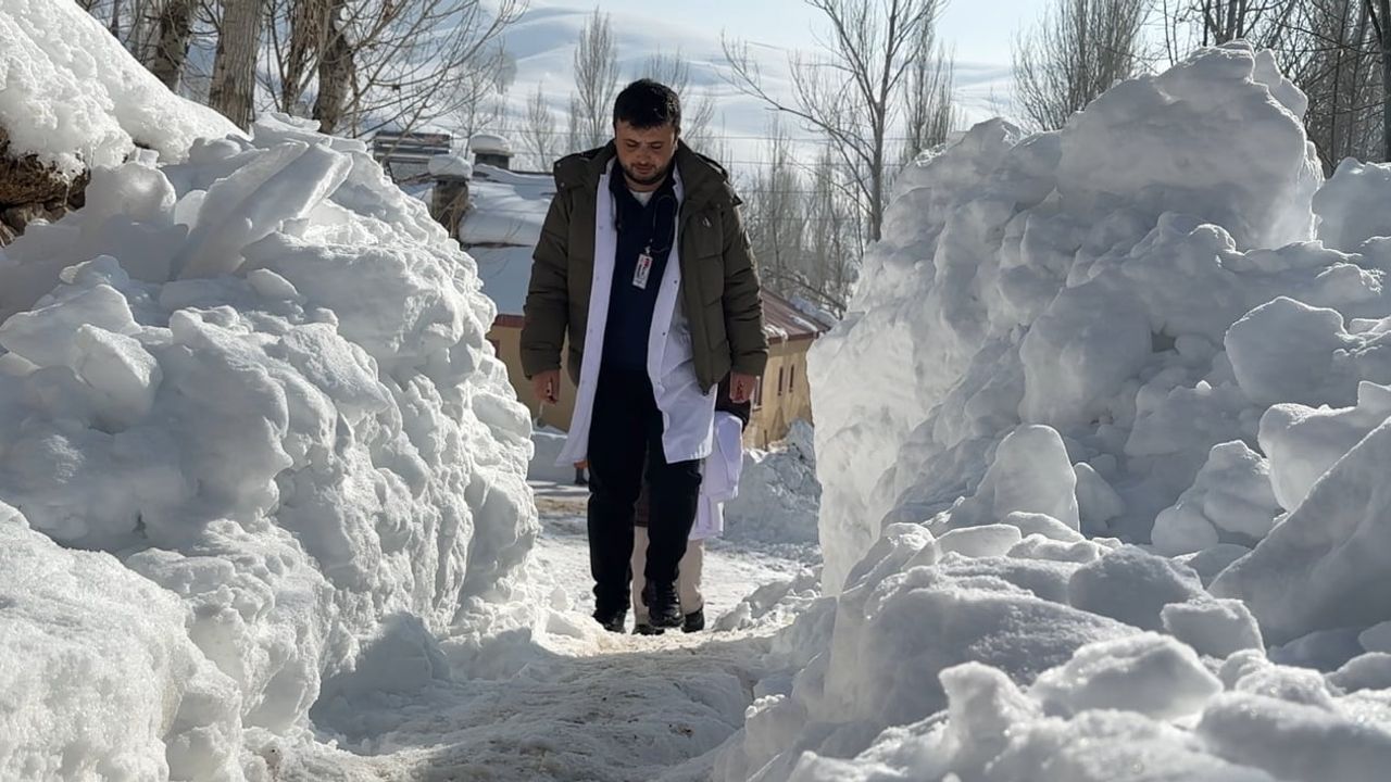 Yüksekova’da Mobil Sağlık Ekipleri 1,5 Metrelik Karı Aşarak Köylere Ulaştı