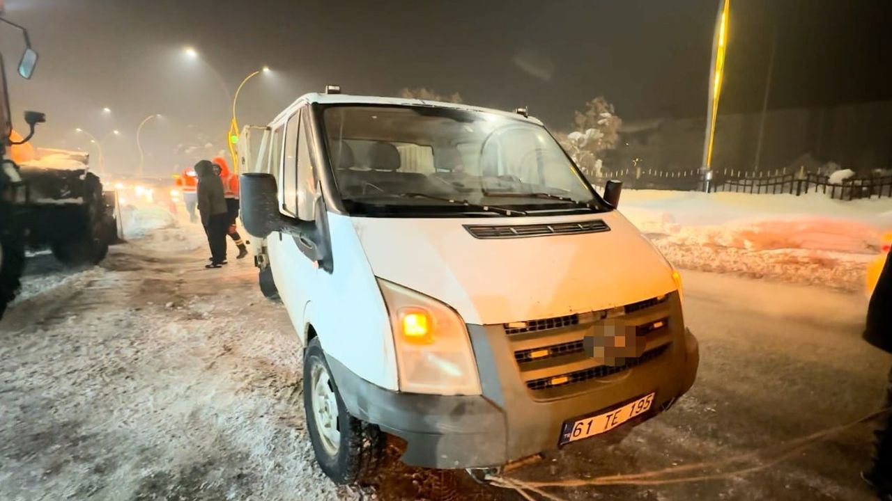 Yüksekova'da Sıcaklık Eksi 25 Derece: Seyir Halindeki Kamyonet Arızalandı