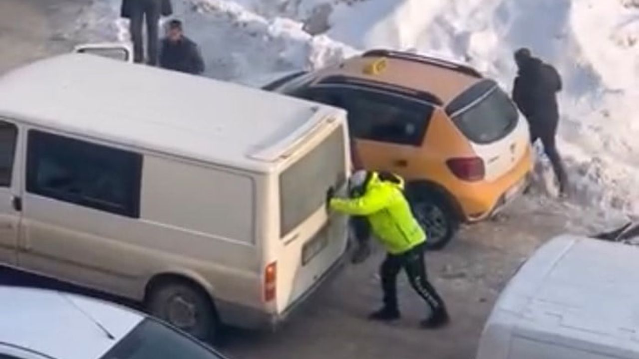 Yüksekova'da Trafik Polisi Buzlu Yolda Mahsur Kalan Kamyoneti İtti