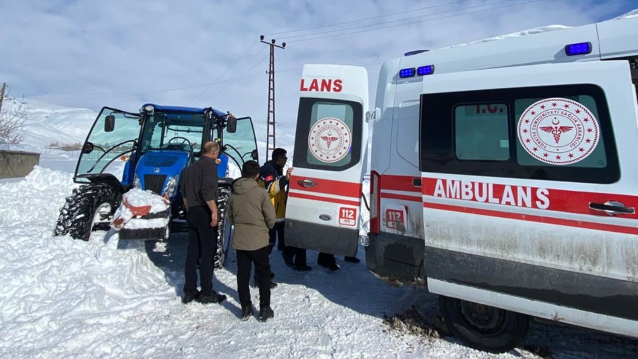 Yüksekova'da Traktörle Kurtarma: 65 Yaşındaki Hasta Karla Kapalı Yoldan Ambulansta Taşındı