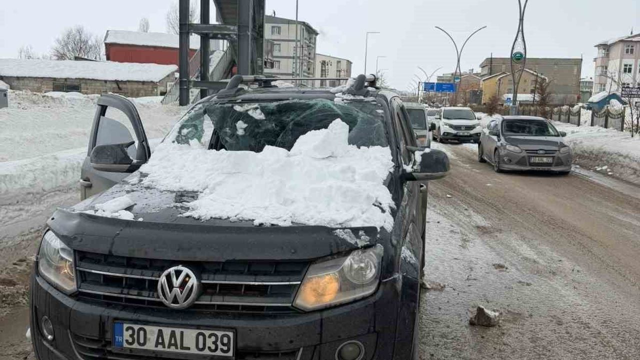 Yüksekova'da Üst Geçitten Düşen Kar Kütlesi Kamyonete Düştü: 1 Yaralı
