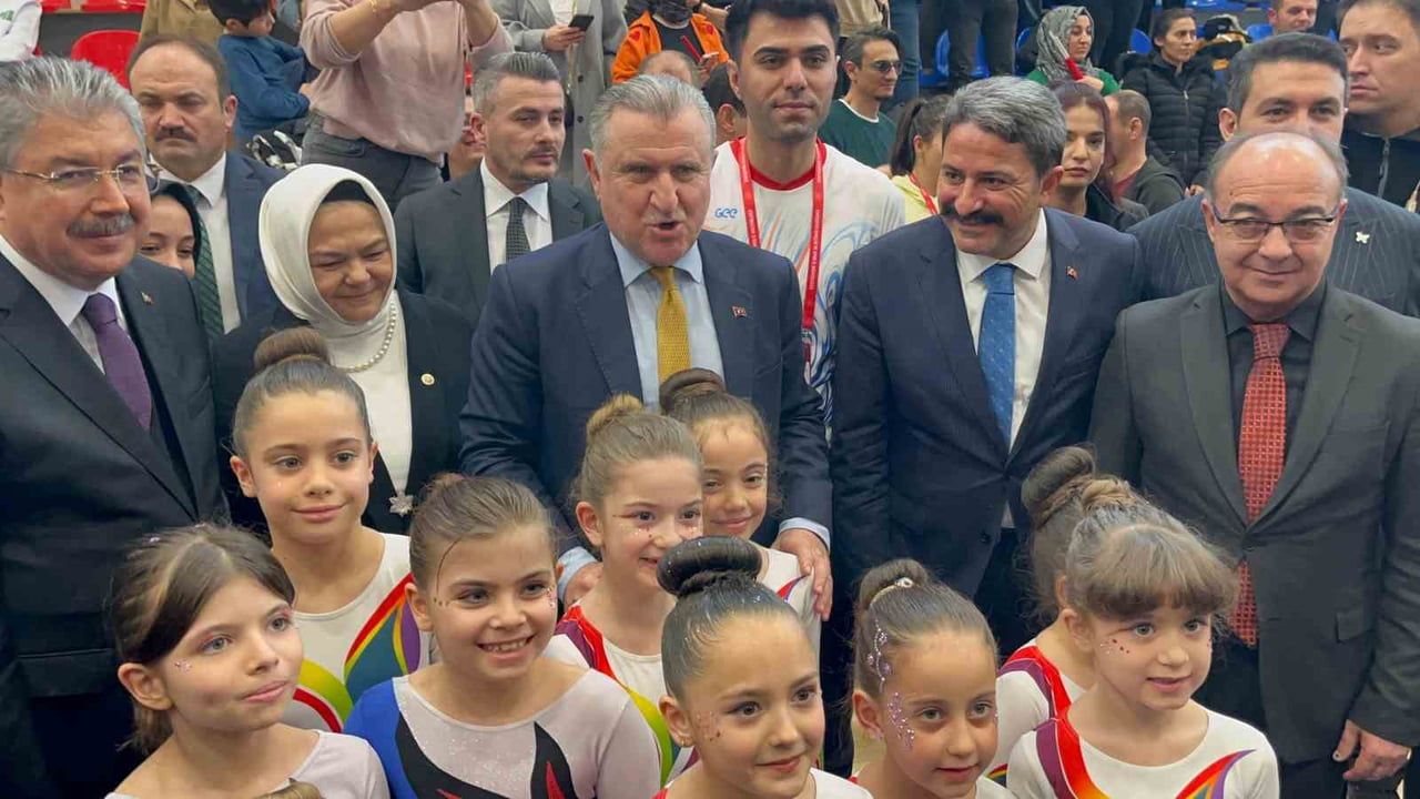 Yunus Emre Kapalı Spor Salonu Eskişehir'de Açıldı — Bakan Osman Aşkın Bak'tan 'Türkiye Yüzyılı' Vurgusu