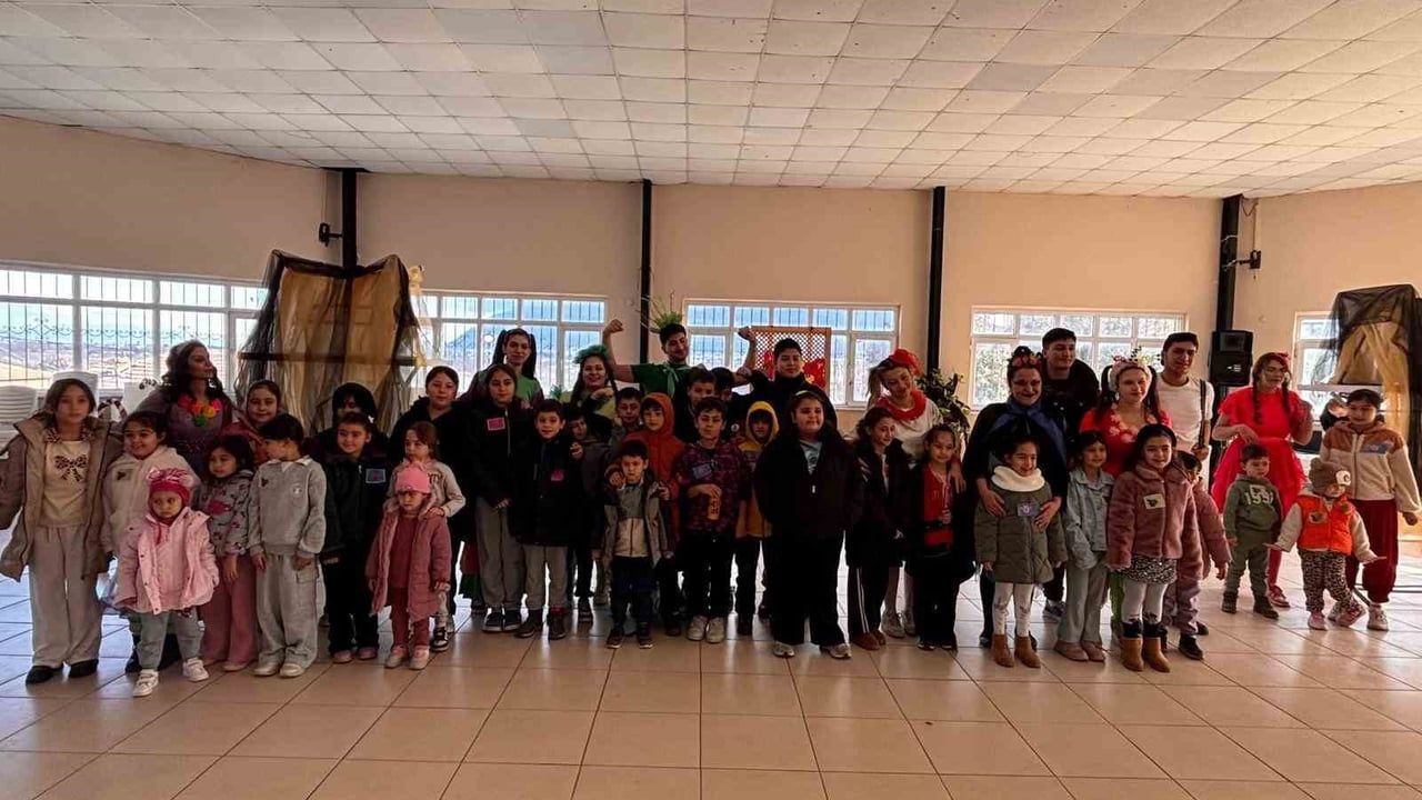 Yunusemre'de Çocuk Tiyatrosu 'Bizim Ayşe Abur Cubur Krallığı’nda' Sağlıklı Beslenmeyi Anlattı