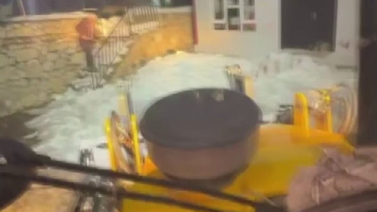 Zana Öğretmen Kepçeyle Okul Bahçesini Kendisi Temizledi