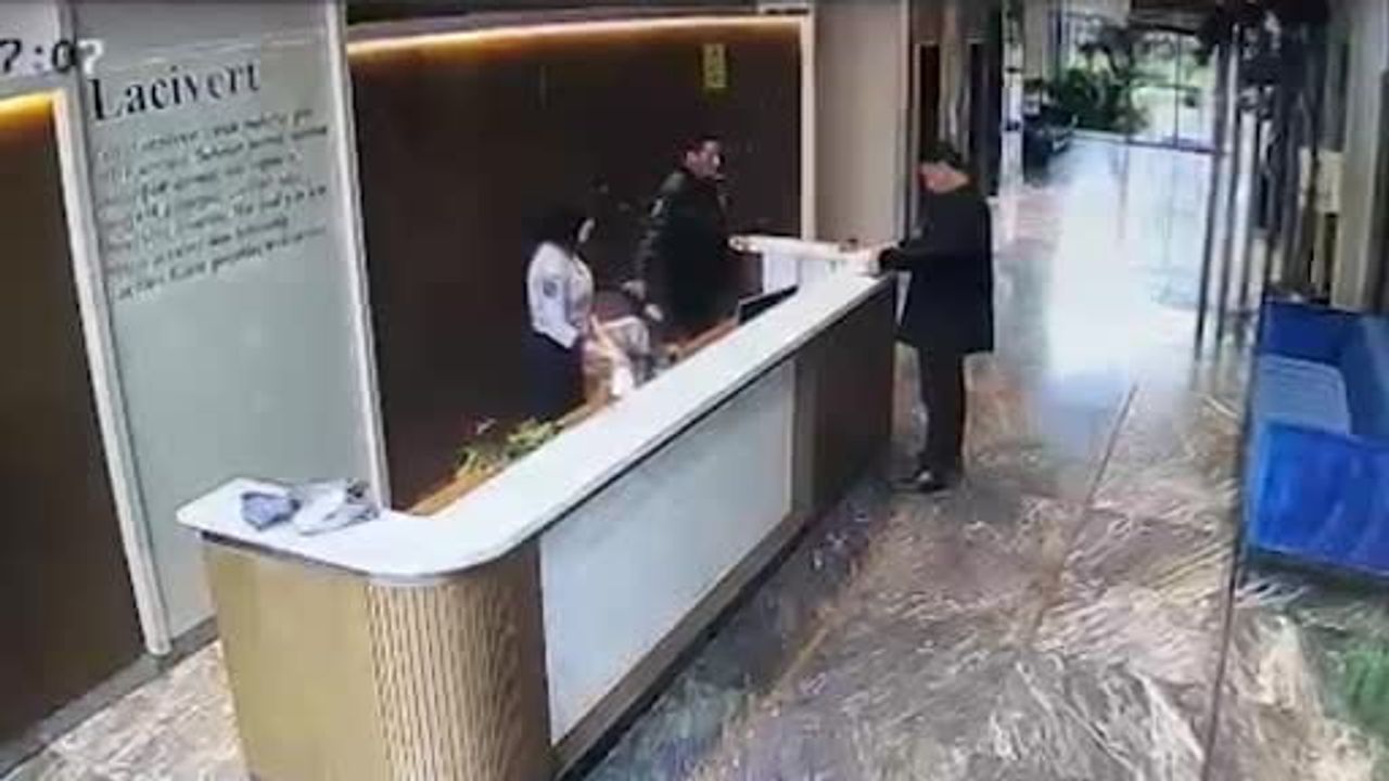 Zeytinburnu'da kargo paketi patladı: Güvenlik kamerası görüntüleri ortaya çıktı