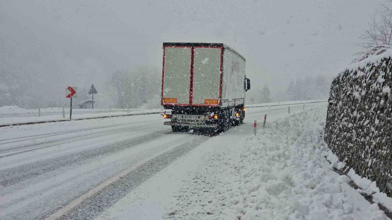 Zonguldak-Ereğli Kara Yolunda Yoğun Kar Ulaşımı Aksattı