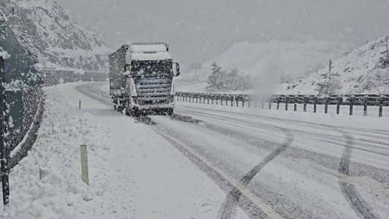 Zonguldak-Ereğli kara yolunda yoğun kar ulaşımı aksattı