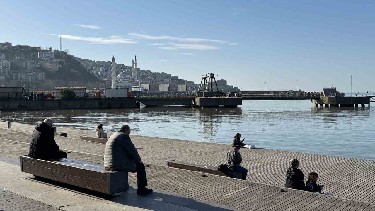 Zonguldak'ta 19°C'lik Isınma Sahile Akın Ettirdi