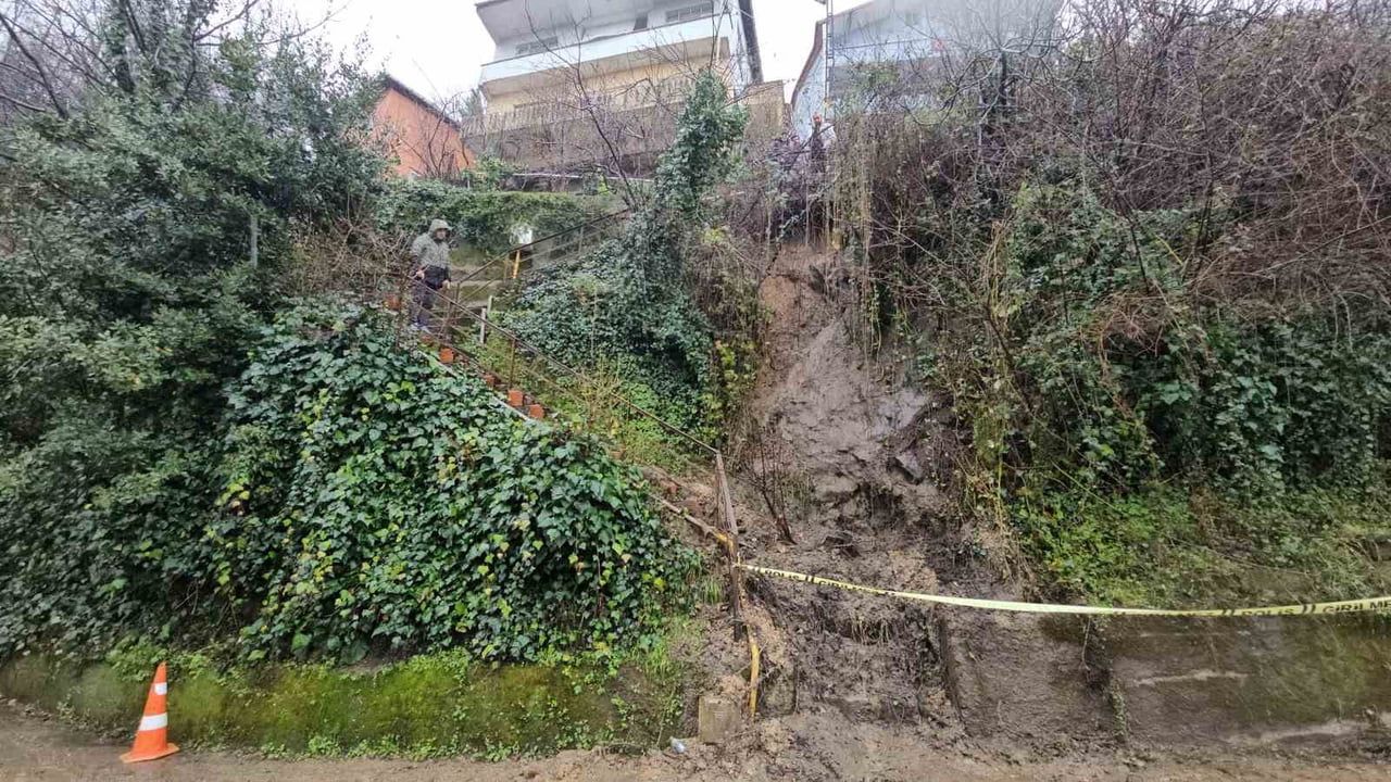 Zonguldak'ta Heyelan 8 Eve Ulaşımı Kesti, Doğalgaz Kesildi