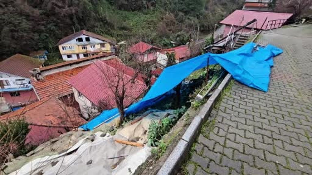 Zonguldak'ta heyelan: Kayalar iki evin üzerine düştü