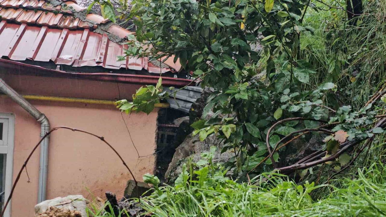 Zonguldak'ta Heyelan: Kayalar İki Evin Üzerine Düştü, Yaralanan Yok