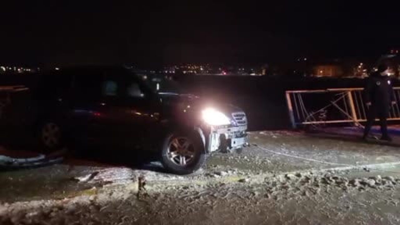 Zonguldak'ta Köprüde Asılı Kalan Cip Filyos Çayı'na Düşmekten Kurtuldu