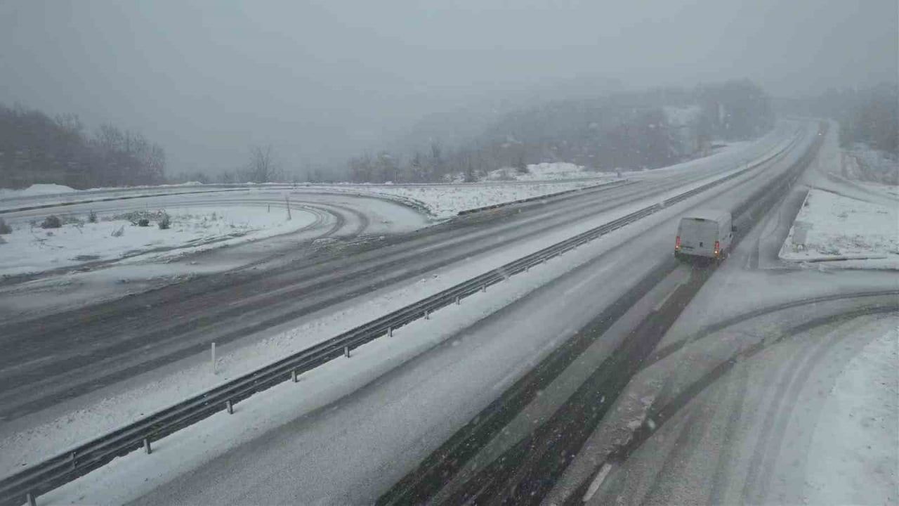 Zonguldak'ta Yüksek Kesimlerde Kar Yağışı, Ereğli'de Karla Mücadele Sürüyor